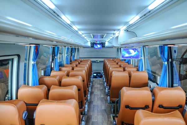 上下班班車接送服務:企業(yè)員工福利與綠色環(huán)保出行同行